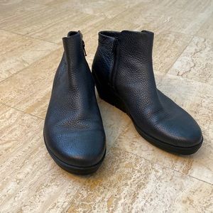 EUC Ecco gray bootie water resistant Gray 8.5 39